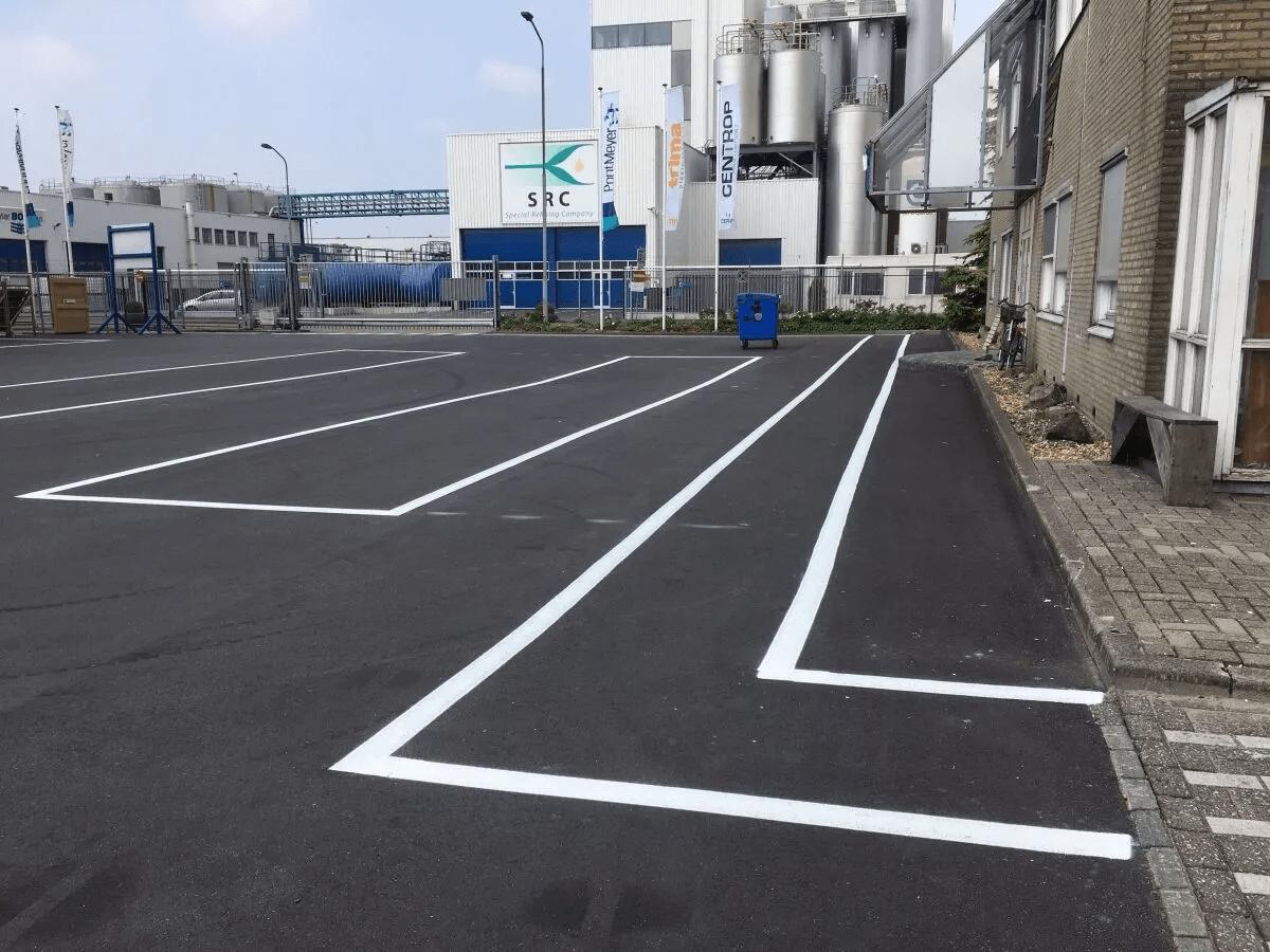Asfalteren en belijning bedrijfsterrein